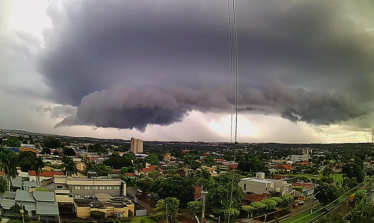 A imagem ilustra um alerta para possíveis chuvas no centro-oeste do Brasil